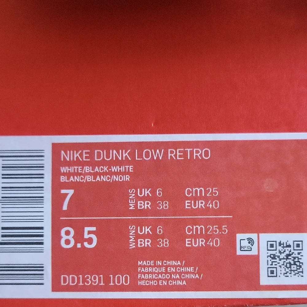 Nike Classic Black and White Low-Tops - Picture 8 of 8